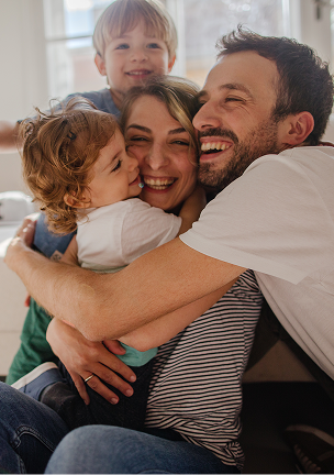 Família feliz com pai, mãe e duas crianças