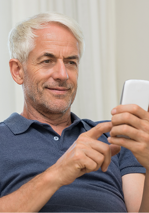 Homem sênior usando aplicativo financeiro no celular